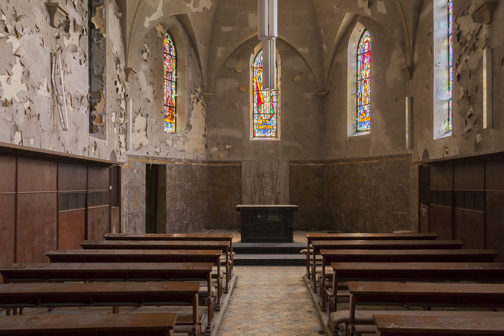 zicht op de binnenkant de verlaten kerk Agnus Dei, een
            bekende Belgische urbex locatie